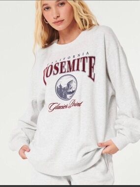 Hollister Yosemite Crewneck Sweatshirt - Light Gray with burgundy Print